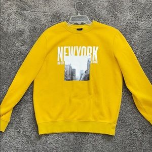 Bright yellow H&M New York crewneck!!💛